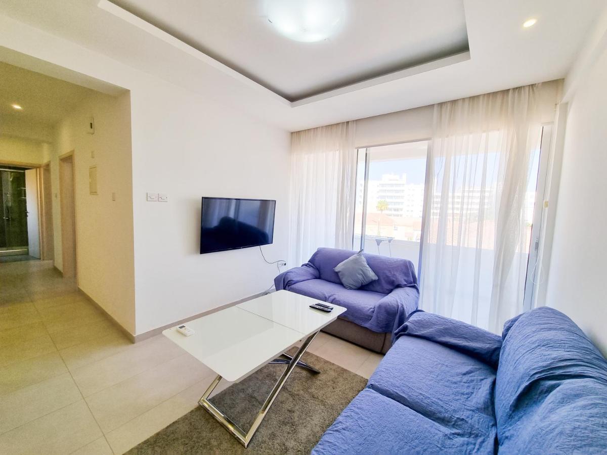 Seaside Elegance Retreat Apartment ลาร์นาคา ภายนอก รูปภาพ
