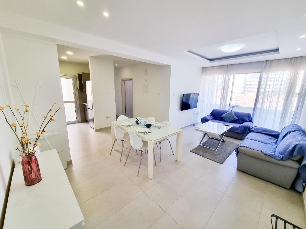 Seaside Elegance Retreat Apartment ลาร์นาคา ภายนอก รูปภาพ