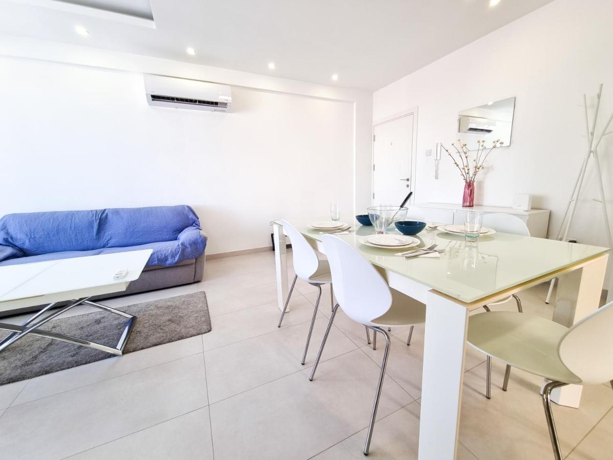 Seaside Elegance Retreat Apartment ลาร์นาคา ภายนอก รูปภาพ
